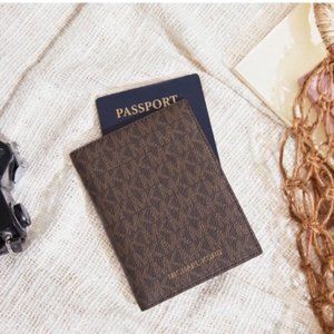 MICHAEL KORS BEDFORD WALLET PASSPORT HOLDER